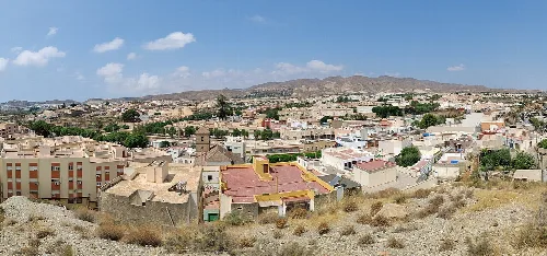 Vista de la ciudad y las montañas en el horizonte desde el mirador.