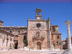Fachada de la iglesia con portal barroco y torre con reloj en Mahamud.