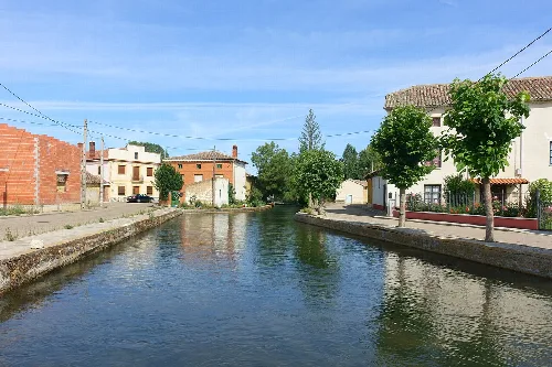 El arroyo de la Rivera a su paso por Pedrosa de la Vega (Palencia, España).