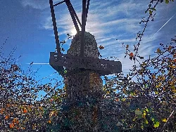 Mojón de piedra con señal que indica los límites entre tres lugares en Segovia.