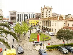Plaza de Las Estaciones vista desde el Parque Sotileza con árboles y edificios.