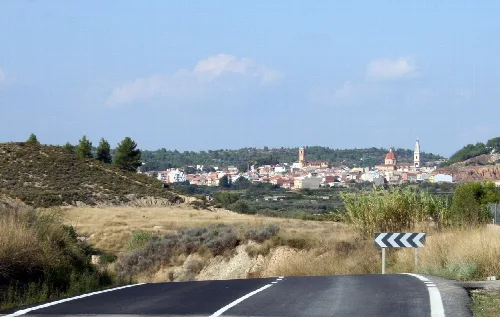 Landschaft mit Stadt am Horizont und Straße im Vordergrund.
