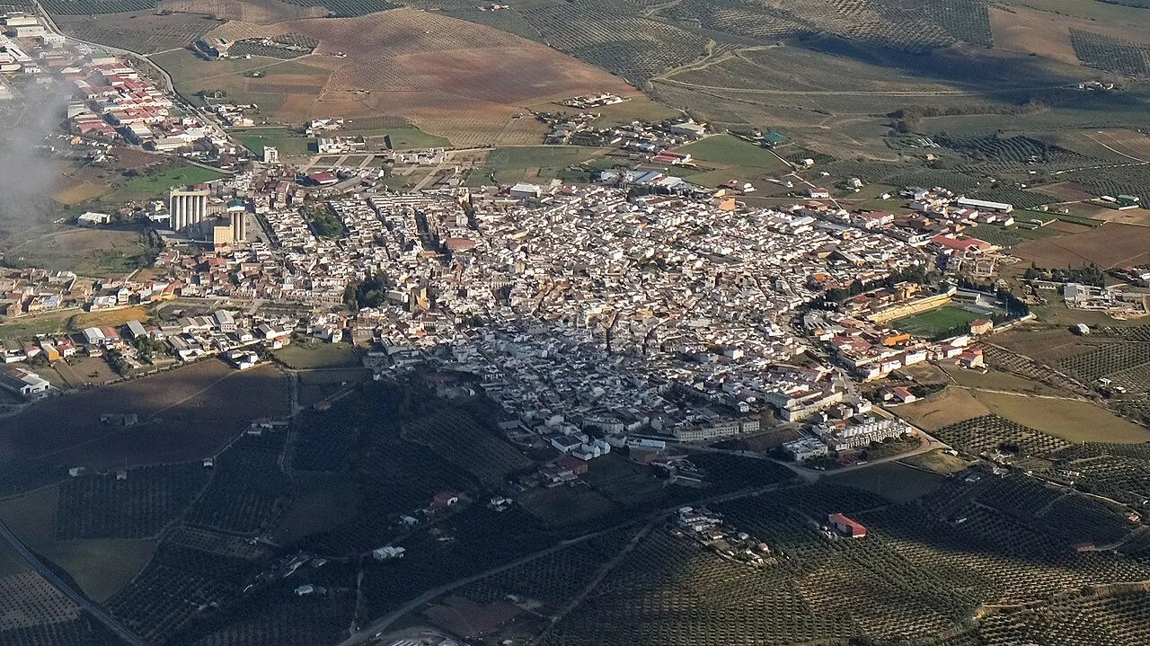 Luftaufnahme von engen Straßen und weißen Gebäuden in La Rambla, Córdoba.