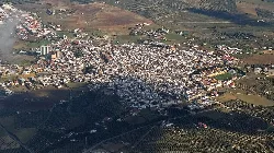 Aerial view of narrow streets and white buildings in La Rambla, Córdoba.