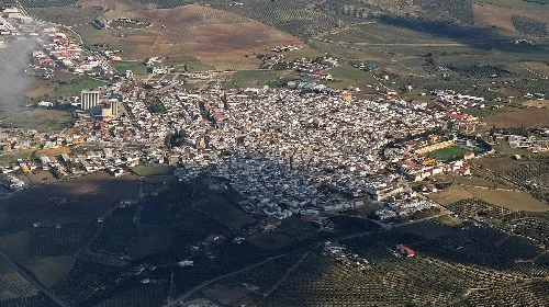 Vista aérea de calles estrechas y edificios blancos en La Rambla, Córdoba.