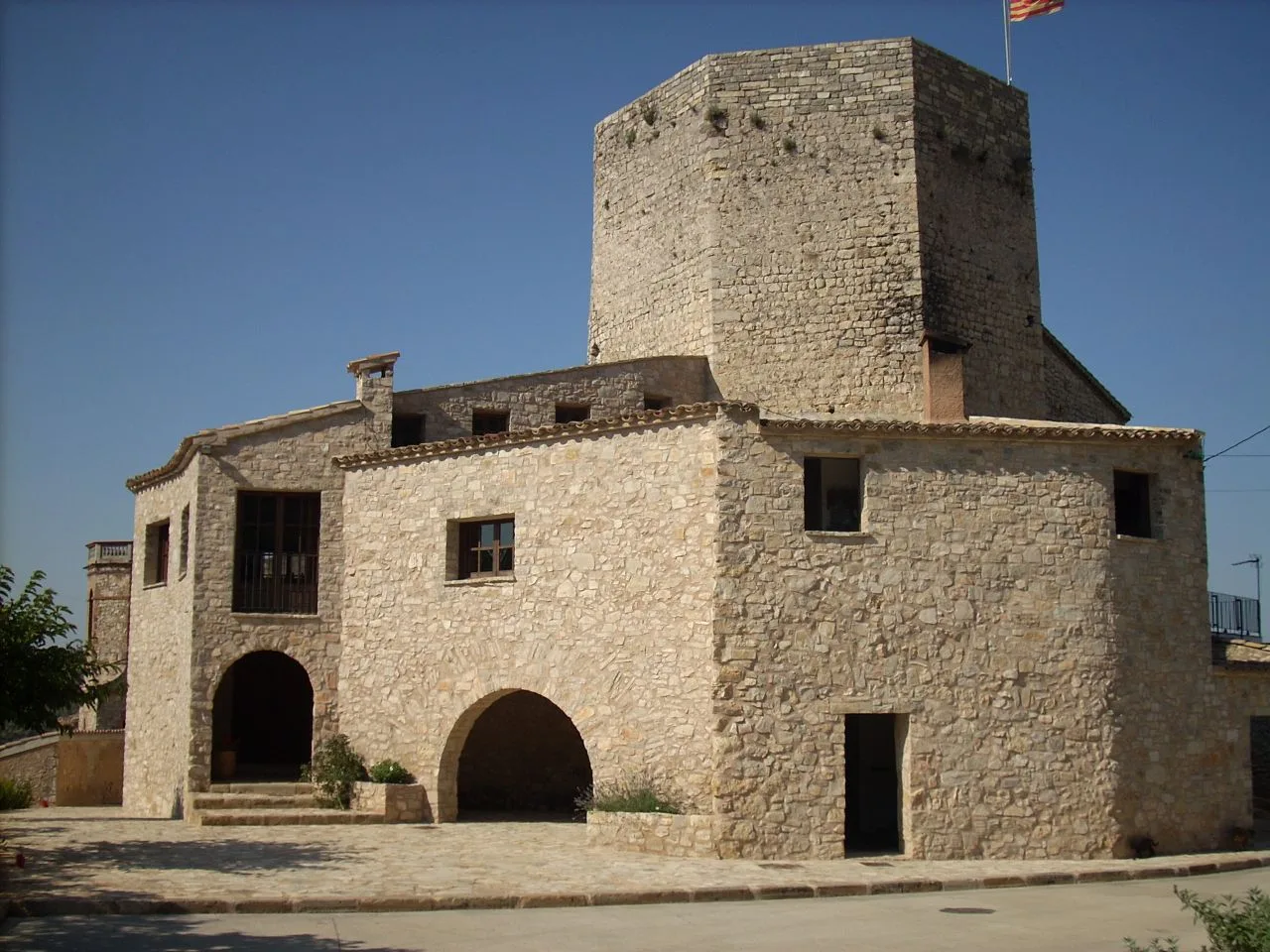 Castell d'Orpí (Anoia), amb la seva torre poligonal