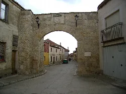 Puerta de muralla de piedra en Fuentes de Valdepero.