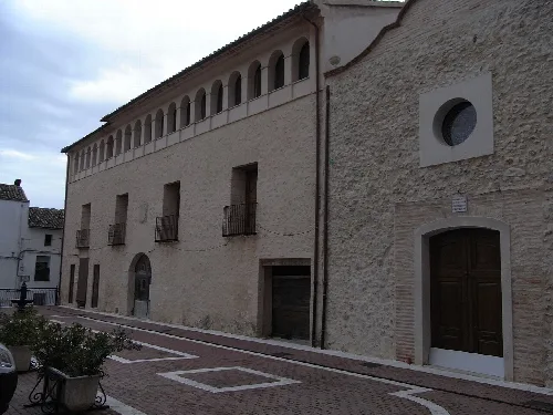 Steinfassade mit Fenstern und Tür im Palast der Marquesses of Almunia in Castellonet.