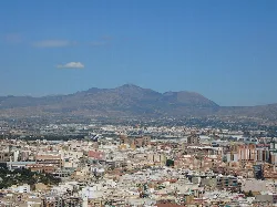 Vista de la ciudad y montañas desde el castillo en Alicante.