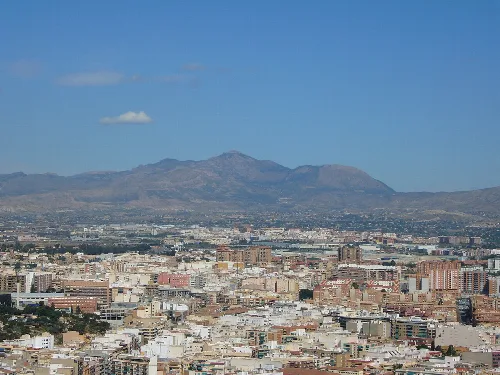 Stadt- und Bergblick vom Schloss in Alicante.