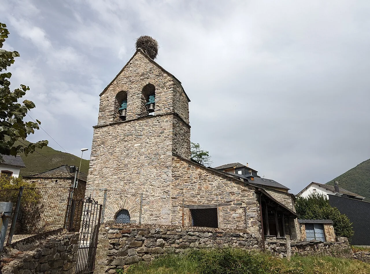 Kirche Santa Leocadia in Palacios del Sil, mit Glockenturm und Steinelementen.