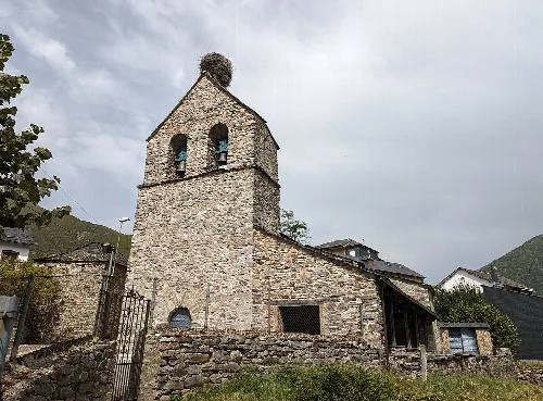 Kirche Santa Leocadia in Palacios del Sil, mit Glockenturm und Steinelementen.