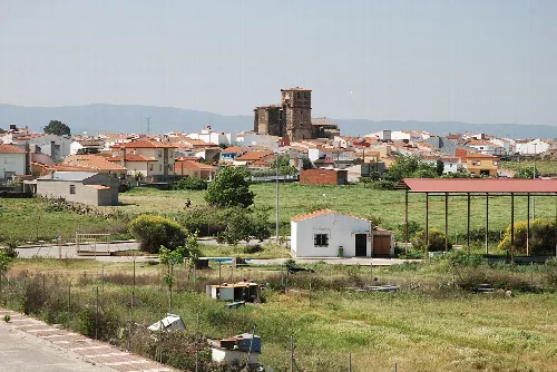 Blick auf Häuser und eine Kirche in Almaraz, Cáceres.