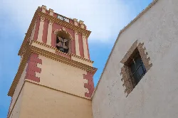 Turm und Fenster der Kirche in Palomar, Valencia.