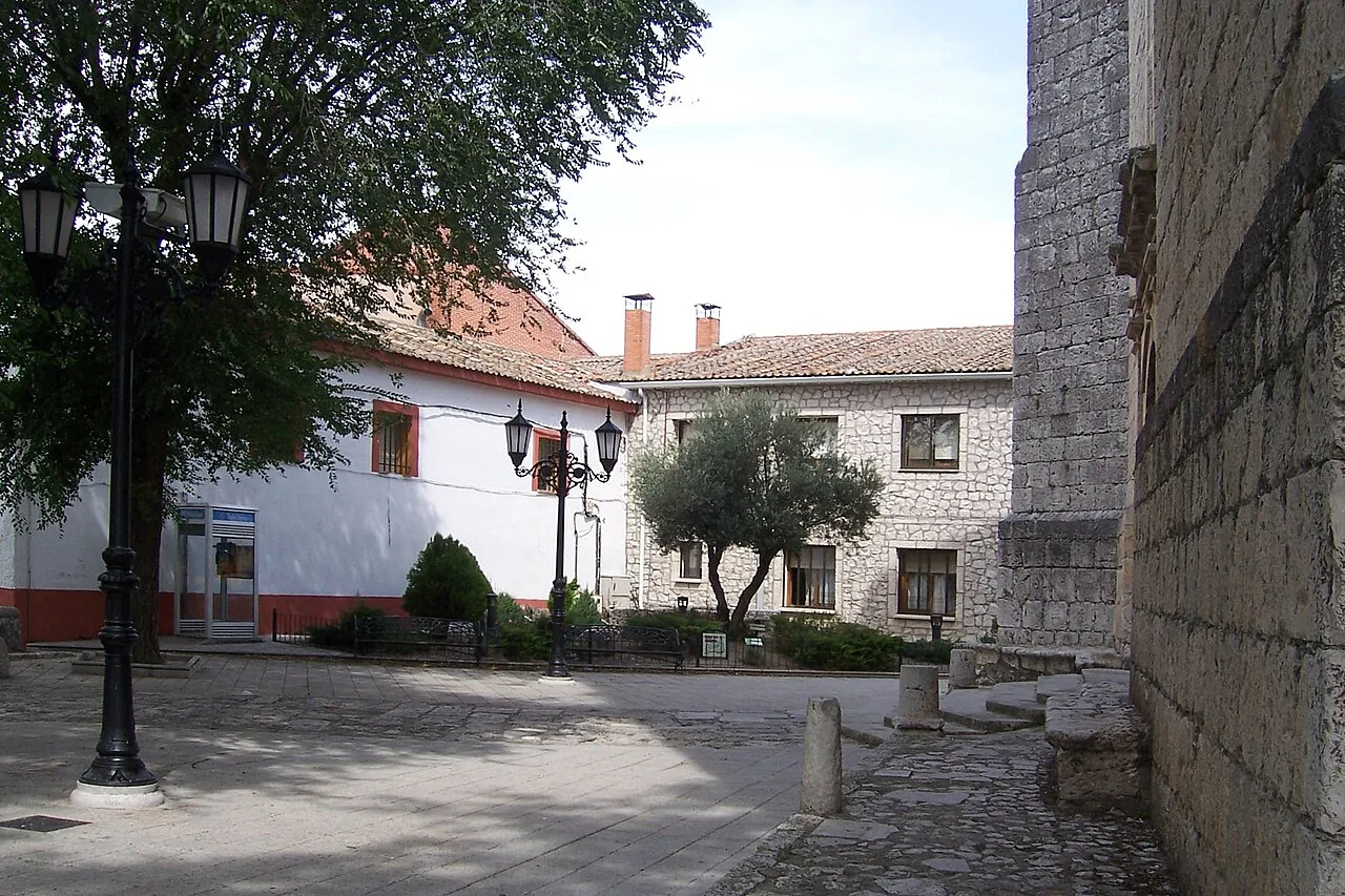 Square with trees, lampposts, and buildings in Aldeamayor de San Martín.