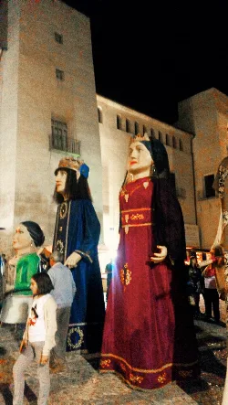 Gigantes y cabezudos con trajes tradicionales en Albaida, Valencia, en 2014.