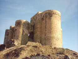 Ruinen einer Burg mit runden Steintürmen in Villalba de los Barros.