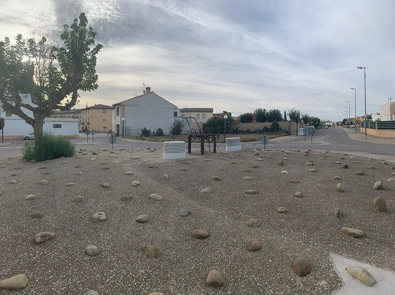 Fotografía de la entrada de Chimillas, desde la rotonda que viene de Alerre, donde a la izquierda se visiona la parte antigua y a la derecha la parte nueva