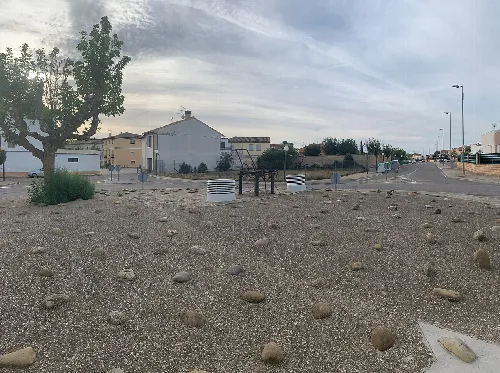Fotografía de la entrada de Chimillas, desde la rotonda que viene de Alerre, donde a la izquierda se visiona la parte antigua y a la derecha la parte nueva