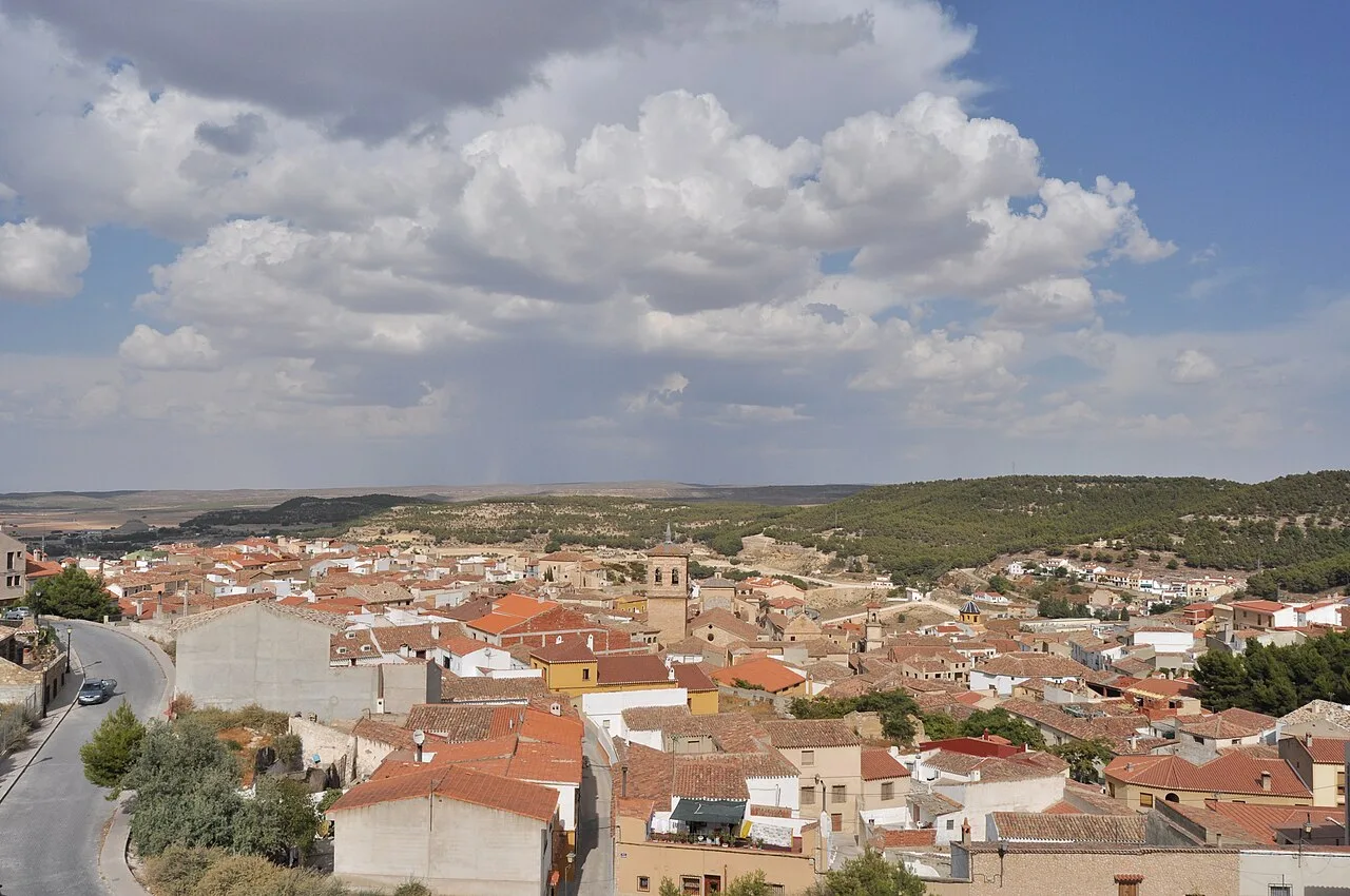 Dächer, Kirche und bewölkter Himmel in Chinchilla de Montearagón.