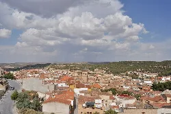 Dächer, Kirche und bewölkter Himmel in Chinchilla de Montearagón.
