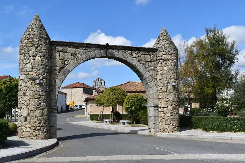 Arco de piedra en la entrada de San Miguel de Valero.