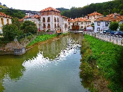River with houses and greenery in Pobeña, Muskiz.