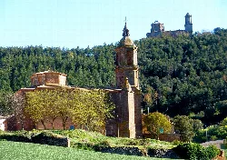 Iglesia de Santa Cecilia y basílica en Sorlada, Navarra, con castillo en la colina.