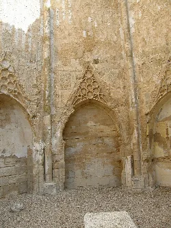 Ábside de una iglesia con detalles góticos en piedra en Castillo de Garcimuñoz.