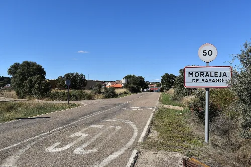 Ländliche Straße mit Moraleja de Sayago Schild und 50 km/h Geschwindigkeitsbegrenzung.