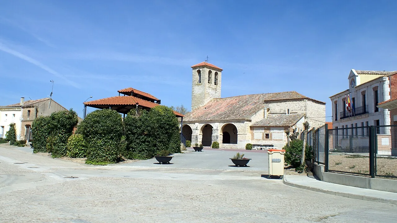 Marzales (Valladolid, España), vista de la iglesia de San Cristóbal y el ayuntamiento.