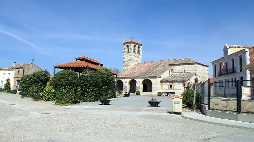 Marzales (Valladolid, España), vista de la iglesia de San Cristóbal y el ayuntamiento.