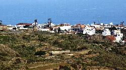 Vista de casas blancas en Arico con el mar azul detrás.