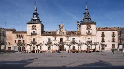 Fachada barroca en la Plaza Mayor de El Burgo de Osma.