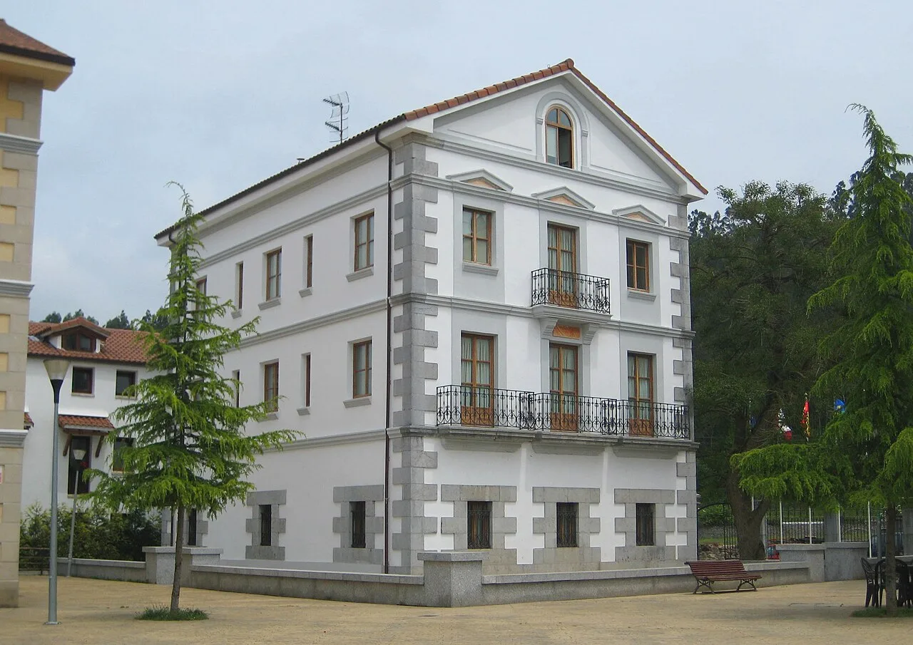 Weißes Gebäude mit Balkonen und Fenstern in Guriezo, Kantabrien.