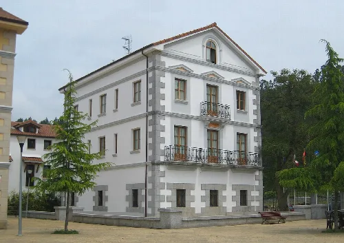 Edificio blanco con balcones y ventanas en Guriezo, Cantabria.