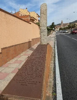 Menhir de Pedrafita, una piedra vertical en la acera de Botarell.