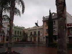 Plaza con edificios y palmeras en Picassent, Valencia.