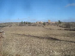 Paisaje con masía fortificada y cielo azul en Villafranca del Cid.