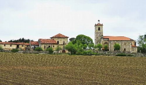 Vista de la iglesia y casas en Bárcena de Cicero, Cantabria.