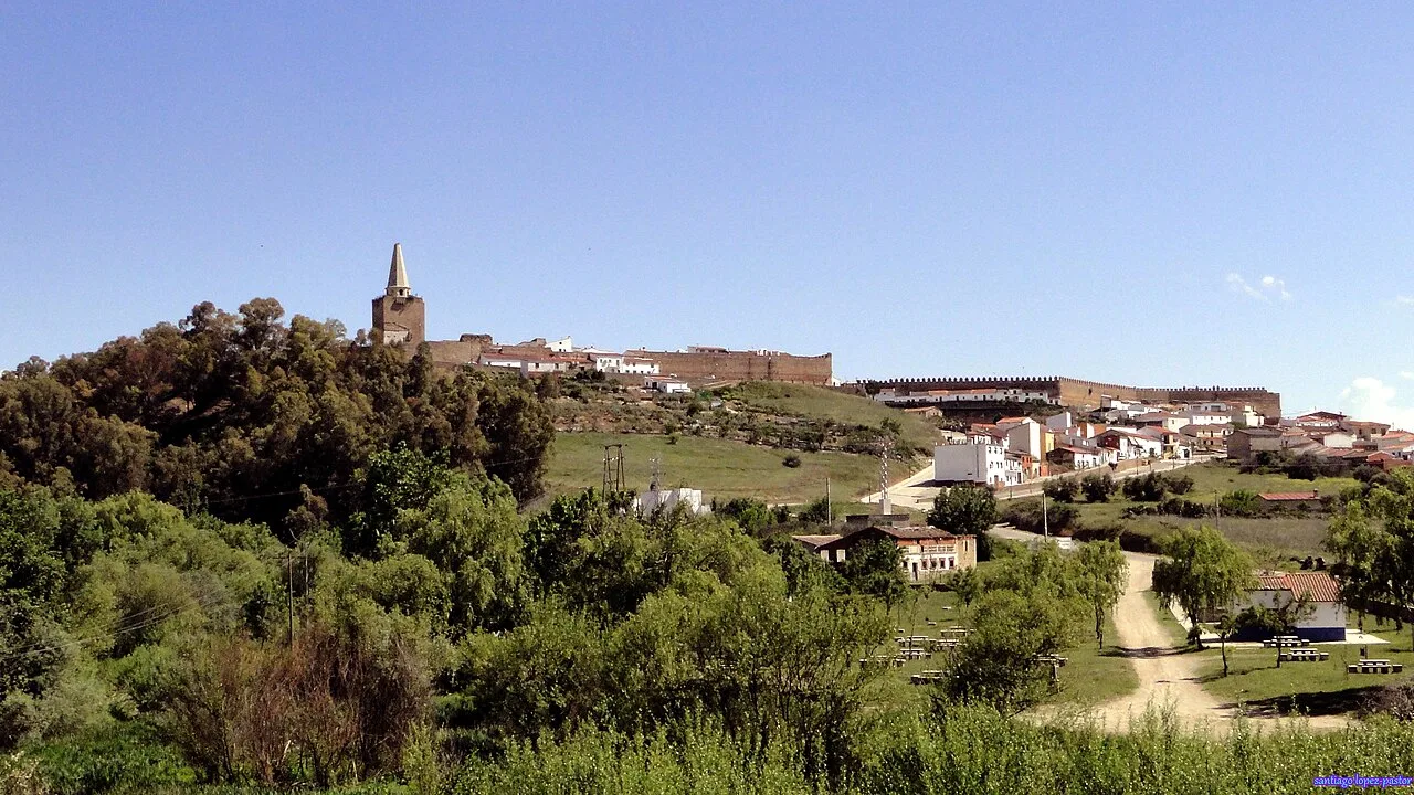 Paisaje con iglesia y casas en la colina de Galisteo, Cáceres.