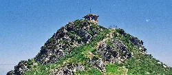 Mirador en la cima de una colina rocosa con estructura en Muras, Lugo.