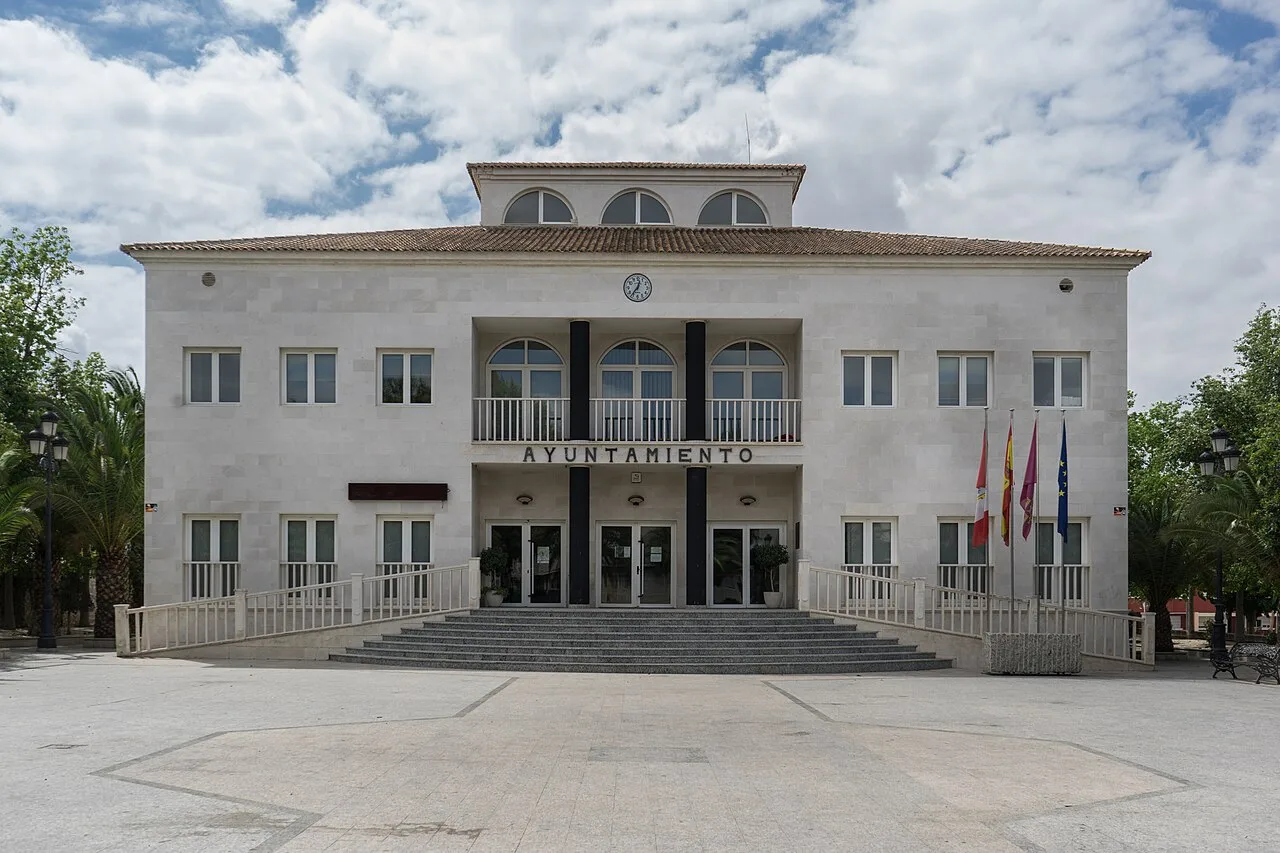 Rathaus von Lorquí mit Flaggen an der Fassade.