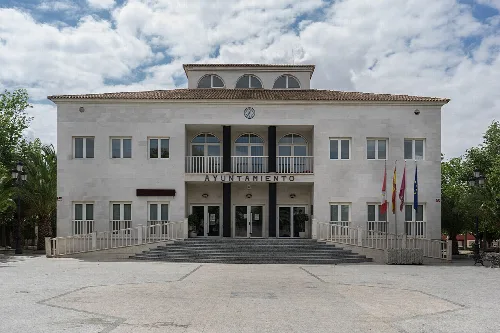 Rathaus von Lorquí mit Flaggen an der Fassade.