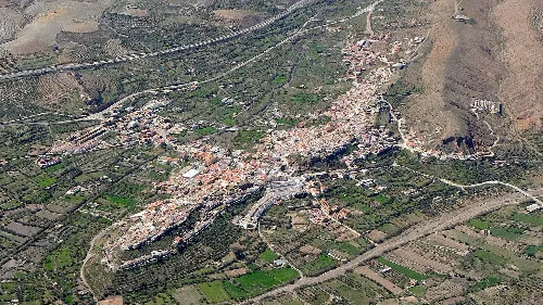 Vista aérea de Fiñana con casas, calles y campos agrícolas.
