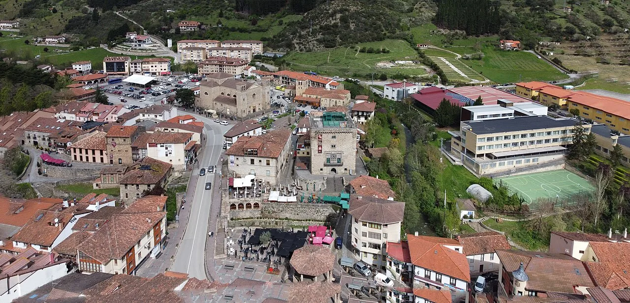 Vista aérea de la plaza Capitán Palacios, la Torre del Infantado y la iglesia en Potes.