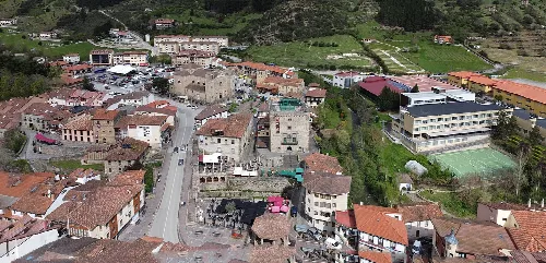 Vista aérea de la plaza Capitán Palacios, la Torre del Infantado y la iglesia en Potes.