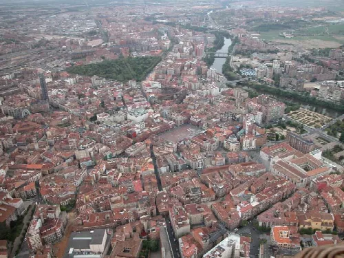 Luftaufnahme von Valladolid mit Gebäuden und Fluss im Zentrum.