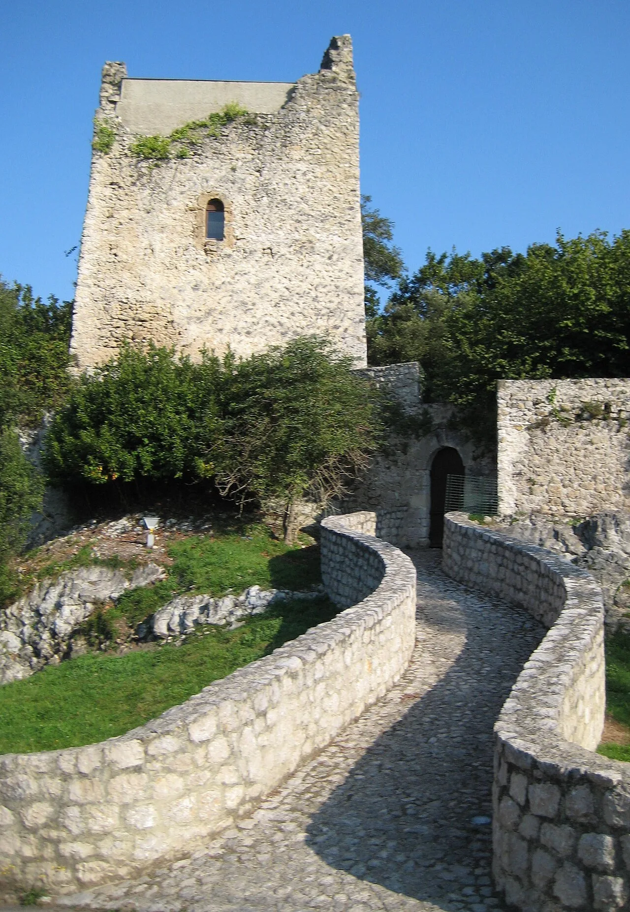 Torre de Estrada, en Estrada, Val de San Vicente, Cantabria, España-