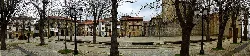 Plaza con árboles, bancos y edificios en Ochandiano, Vizcaya.